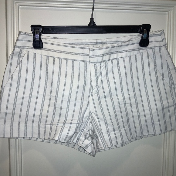 JOIE Shorts Size 2 White Gray Stripe Cotton Stretch Made In U.S.A. Pockets Chino - Picture 1 of 9